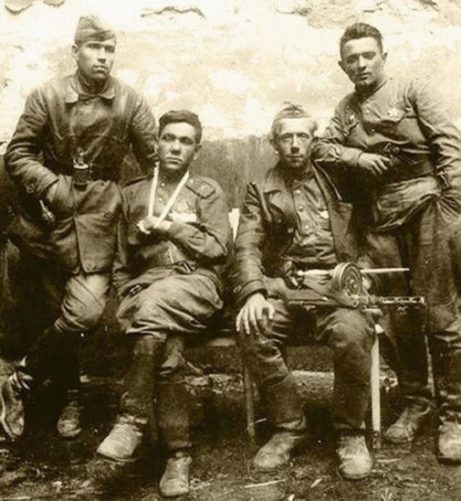 Бойцы группы капитана В. Н. Макова. Слева направо: сержанты М. П. Минин, Г. К. Загитов, А. П. Бобров, А. Ф. Лисименко.