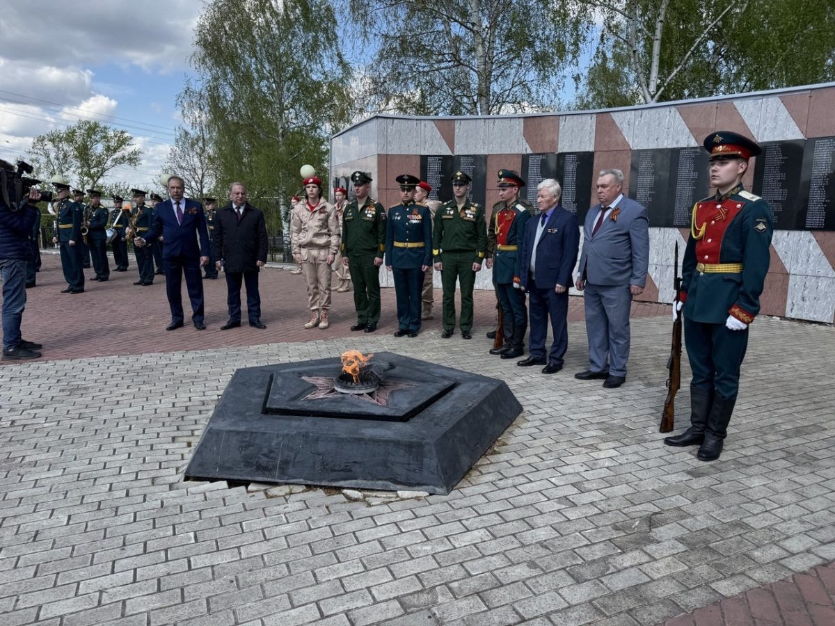    В Большом Мурашкине на мемориале Погибшим воинам был торжественно зажжен Вечный огонь