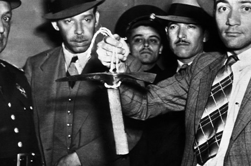 Мексиканские полицейские демонстрируют ледоруб, которым Меркадер убил Троцкого. (с) AP