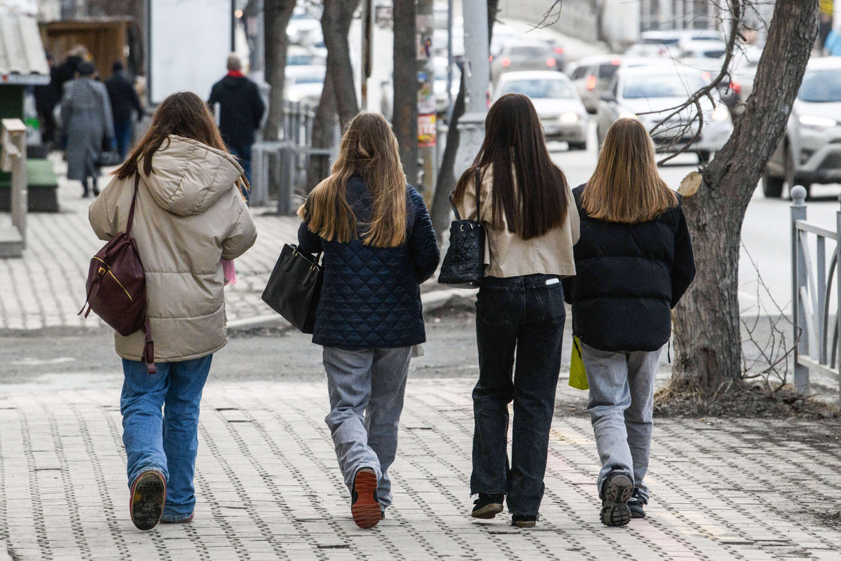    Подростки окружили девушку и отобрали телефон. Фото: Ilya Moskovets / URA.RU / www.globallookpress.com