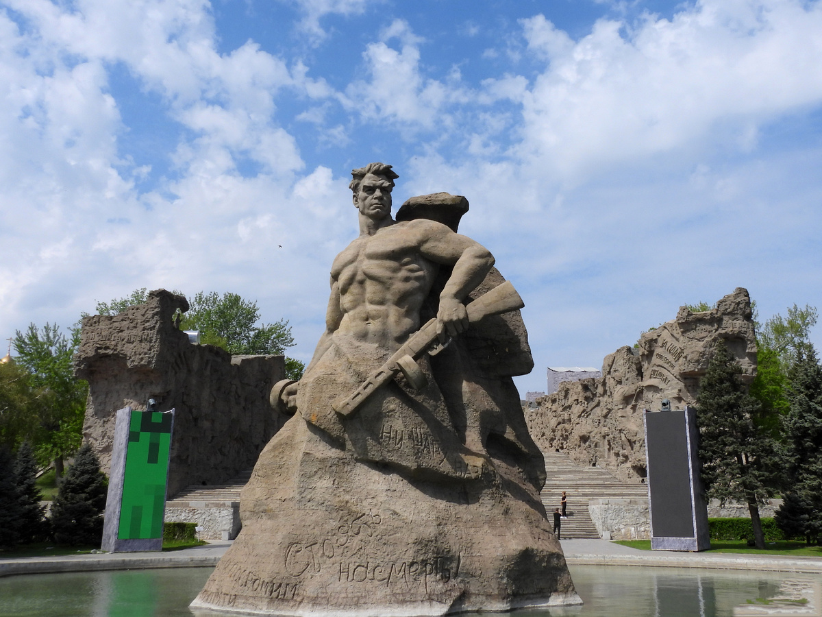 Стоявшим насмерть