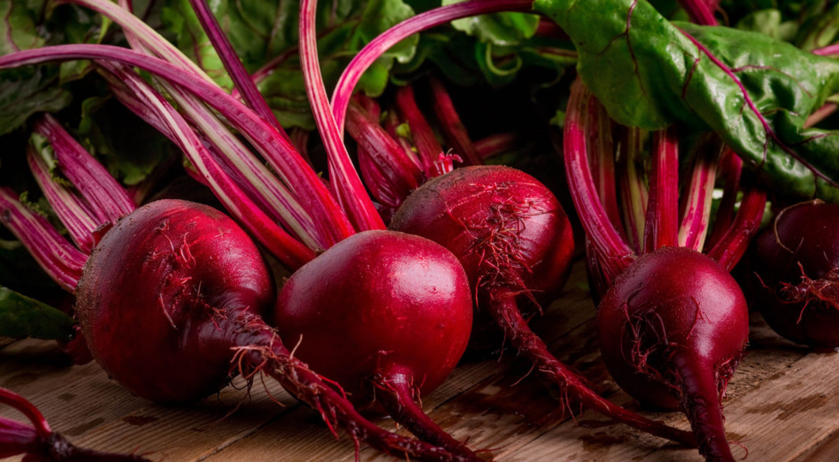 крупная и сочная свекла с ботвой