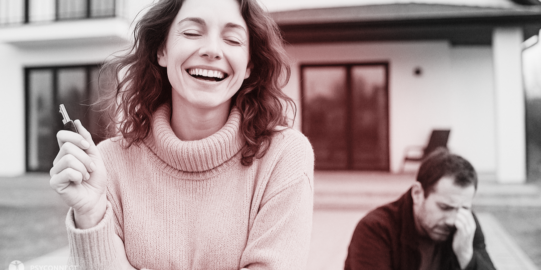 - Ты дом переписала на маму!!! - рыкнул муж на Юлю