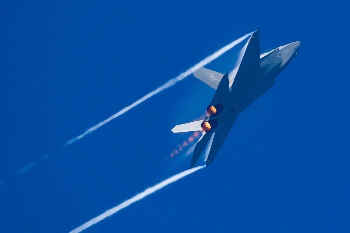    Художественное изображение боевого самолета / © DeepSeek / SCMP