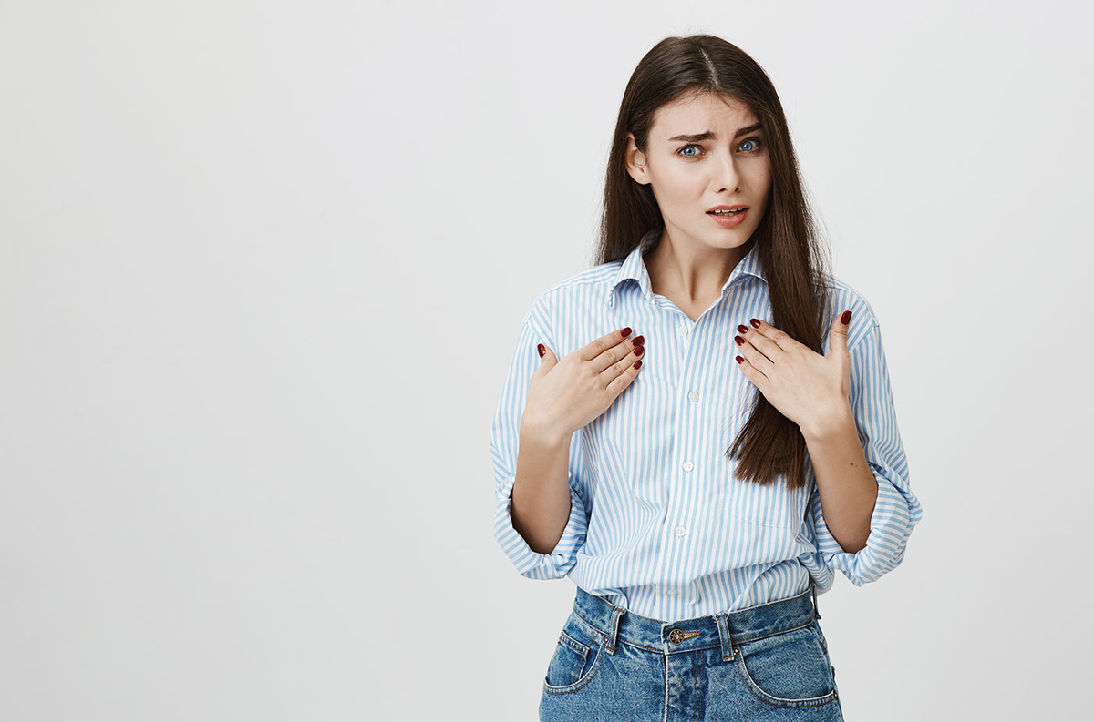 Проекция своих страхов и комплексов в недоверие к партнеру. Фото cookie_studio on Freepik www.freepik.com/free-photo/insulted-woman-pointing-herself-frowning-disappointed_9583272.htm
