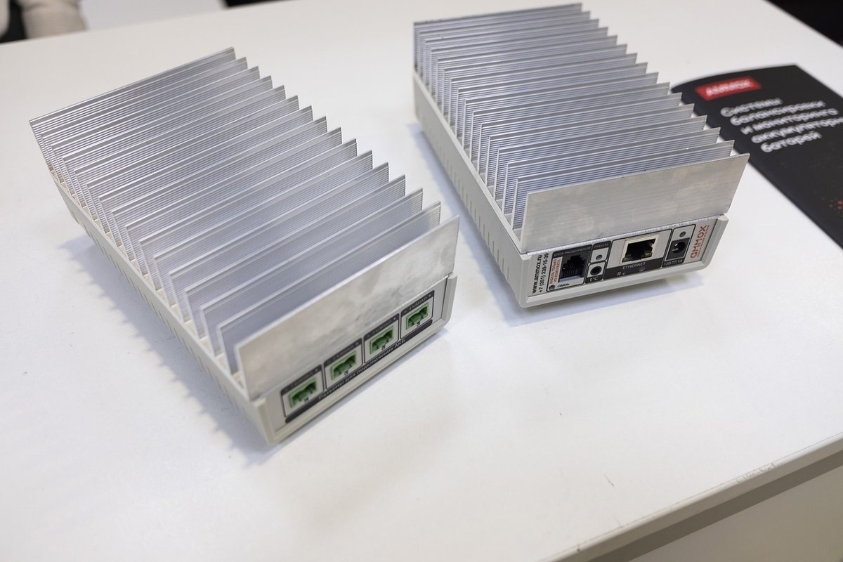 Устройство балансировки и мониторинга AMMOX БиМ-12-4.2 PRO (справа) и блок расширения AMMOX БР-12