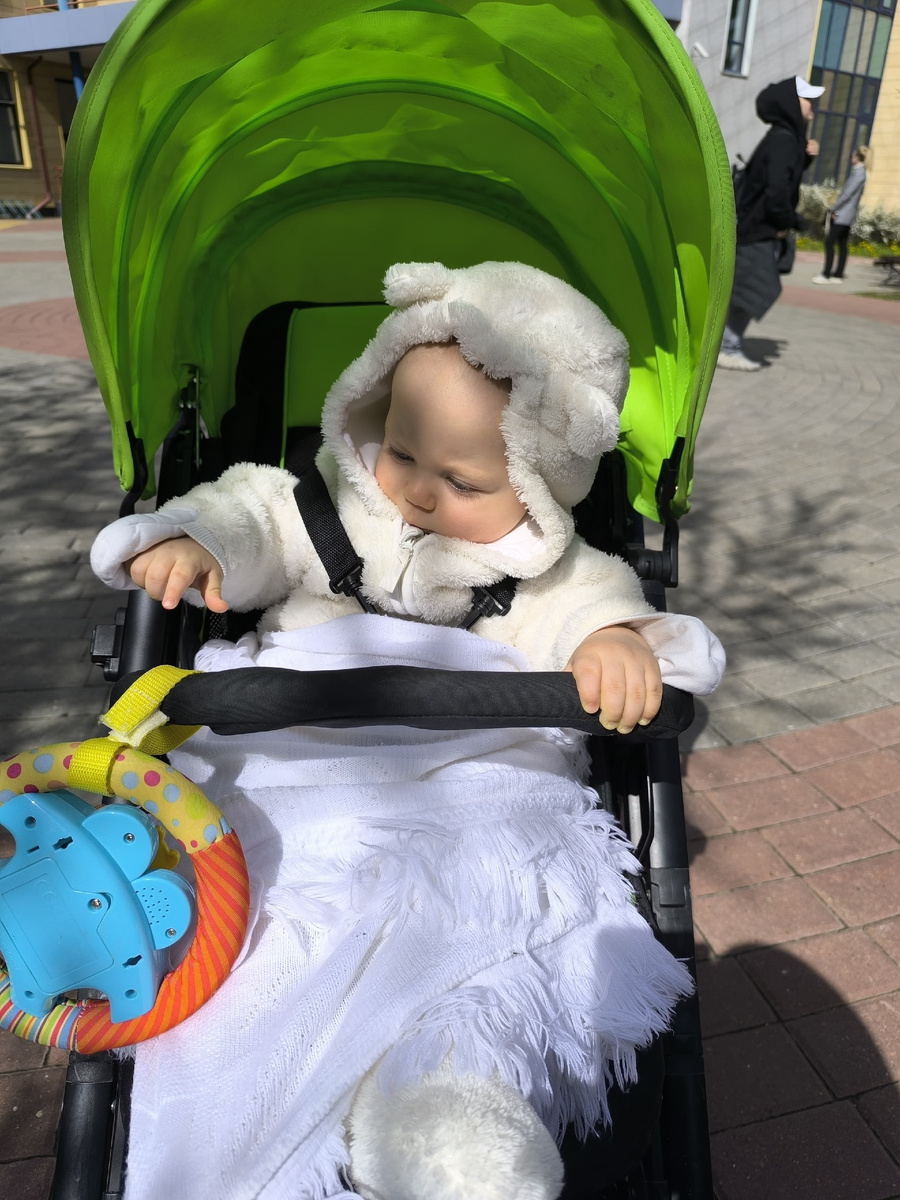 Ходим с Федей за Мишей в школу. Костя делает вид что ходит отдельно от нас.