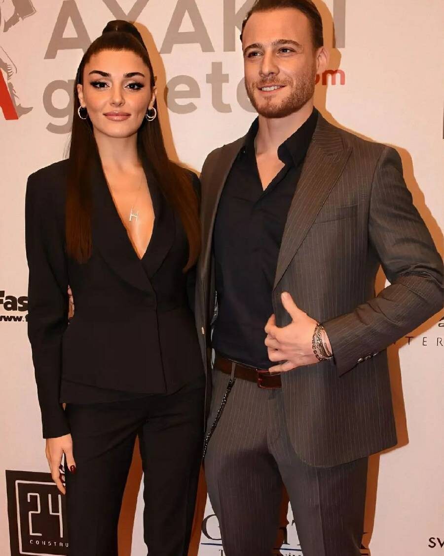 Фото открытые источники интернет. На церемонии TV Yıldızları Ayaklı Gazete. Керем Бюрсин и Ханде Эрчел. 2021г.