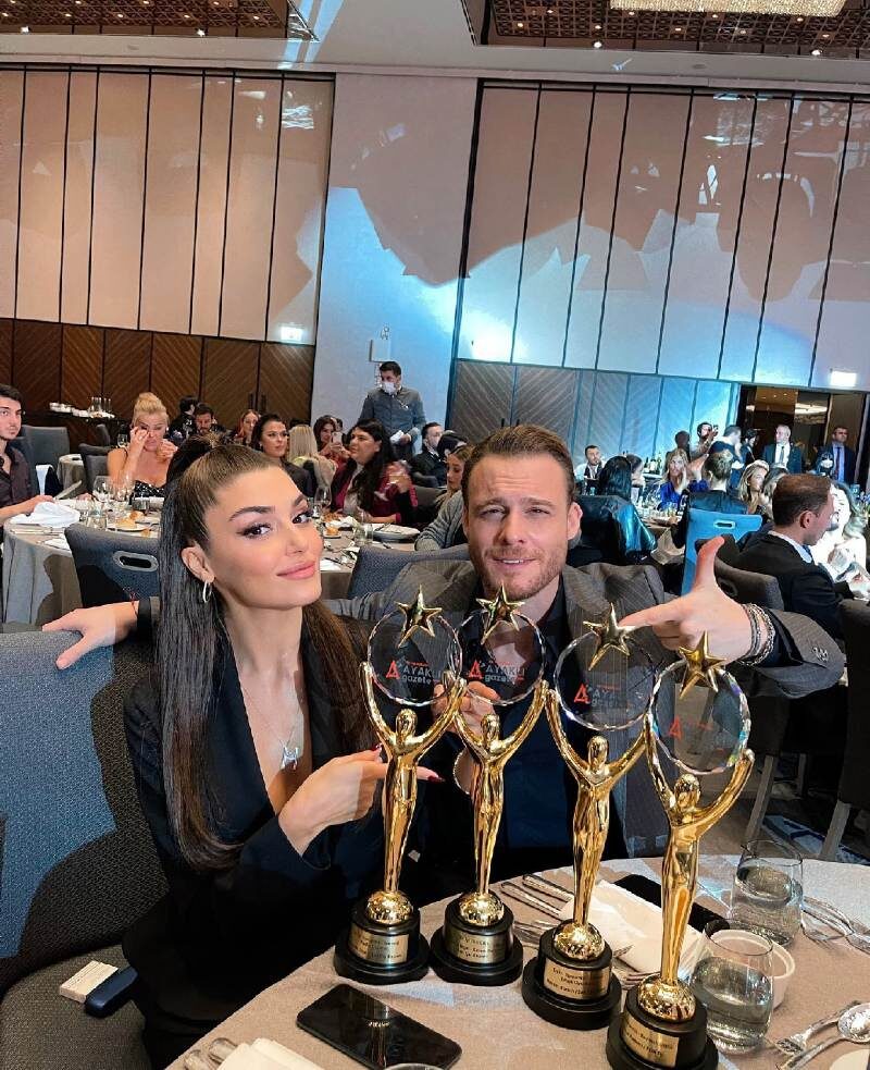 Фото открытые источники интернет. На церемонии TV Yıldızları Ayaklı Gazete. Керем Бюрсин и Ханде Эрчел. 2021г.