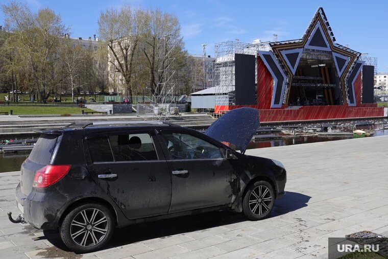 Машину вытащили из воды утром 2 мая. Фото: Размик Закарян © URA.RU