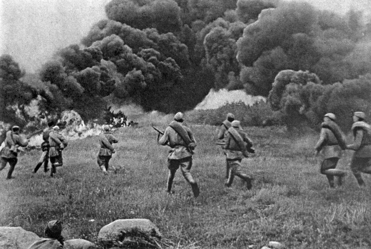 Великая Отечественная война 1941-1945 гг. Белорусская стратегическая наступательная операция "Багратион". Штурмовая группа бойцов Красной армии под огнем противника идет в атаку.
© РИА Новости / Петр Бернштейн