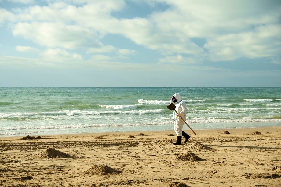 Работы по очистке пляжей будут продолжаться в Анапе до 13 мая. | Фото: Barera Studio/Shutterstock