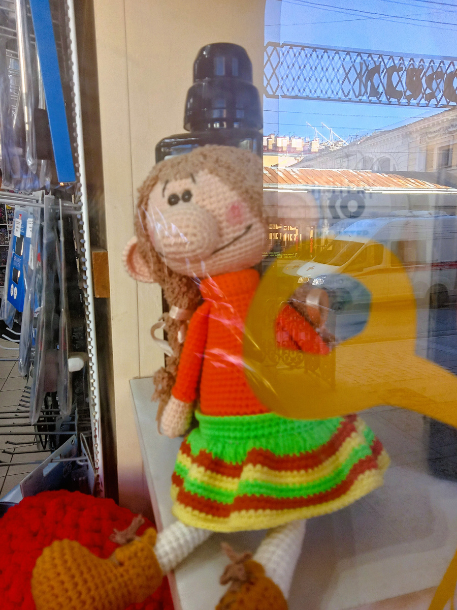 Витрина магазина "Искусница" на Садовой. Фото автора