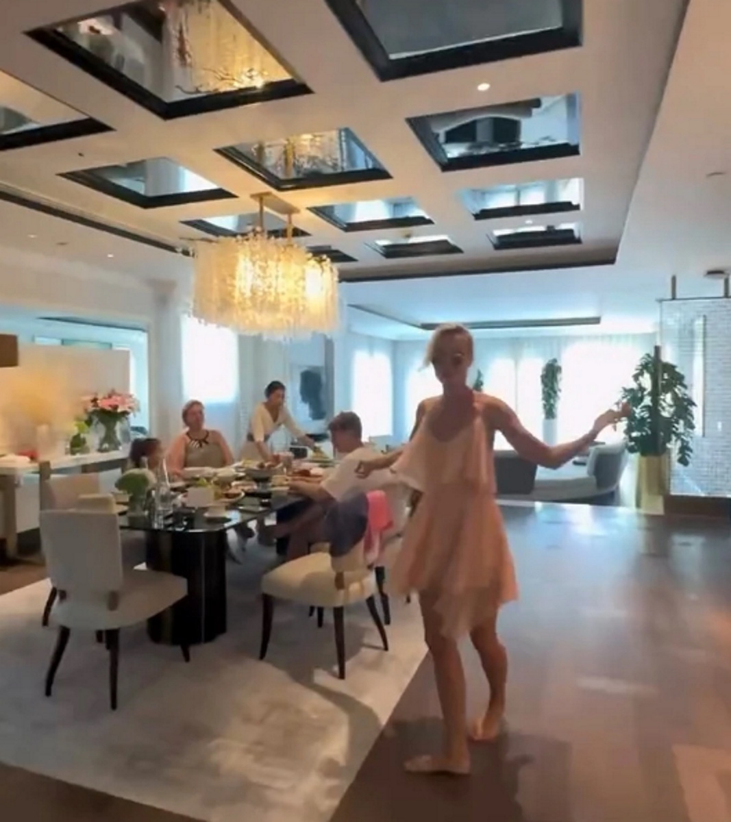 Полина Гагарина показала шикарную гостинную виллы в Дубае. Фото: соцсети, кадр из видео, скриншот