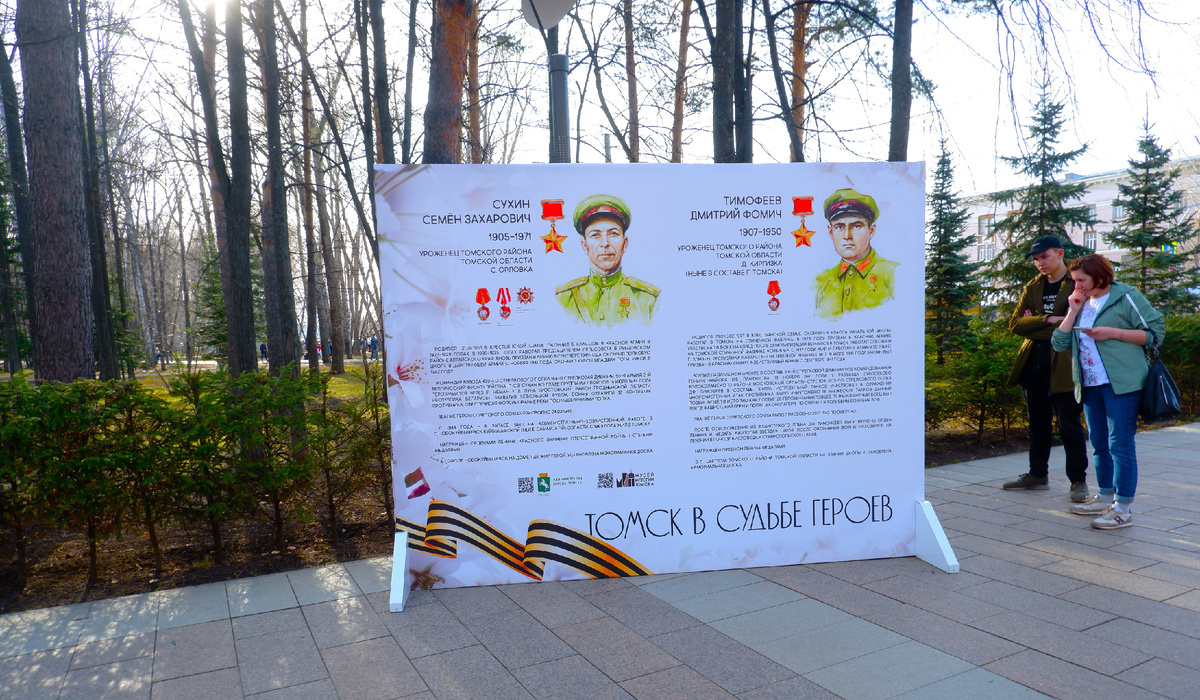 Люди останавливаются, читают