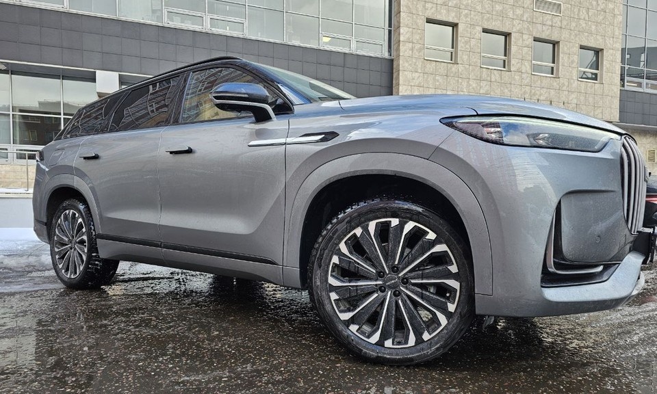    Выдвижные дверные ручки – одна из особенностей стиля Jaecoo J8. Николай МЫСИН