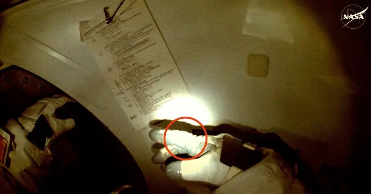    «Порез» на перчатке своего скафандра Энн Макклейн / © NASA