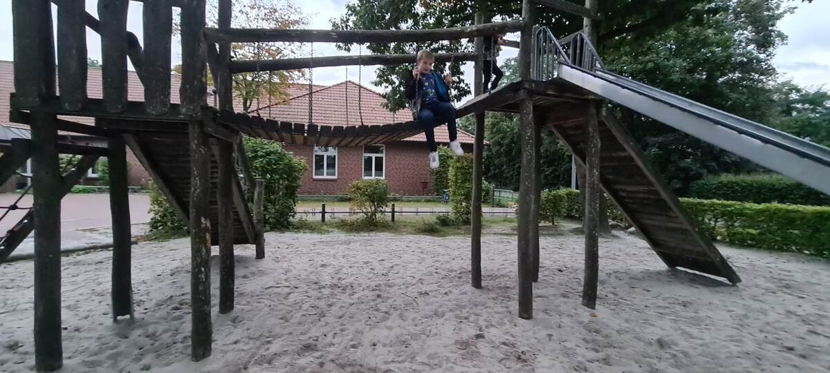 Площадка для игр возле школы