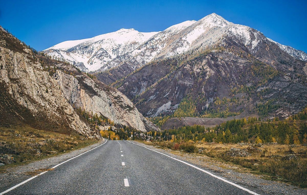 С тракта открываются потрясающие виды на отроги Северо-Чуйского хребта, на долины рек Чуи и Катуни. Источник фото: nat-geo.ru