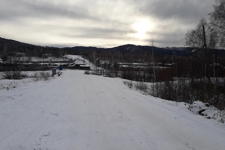 Опекунша-растратчица живет в поселке в Шушенском районе, в 45 километрах от районного центра. Фото: из семейного архива.