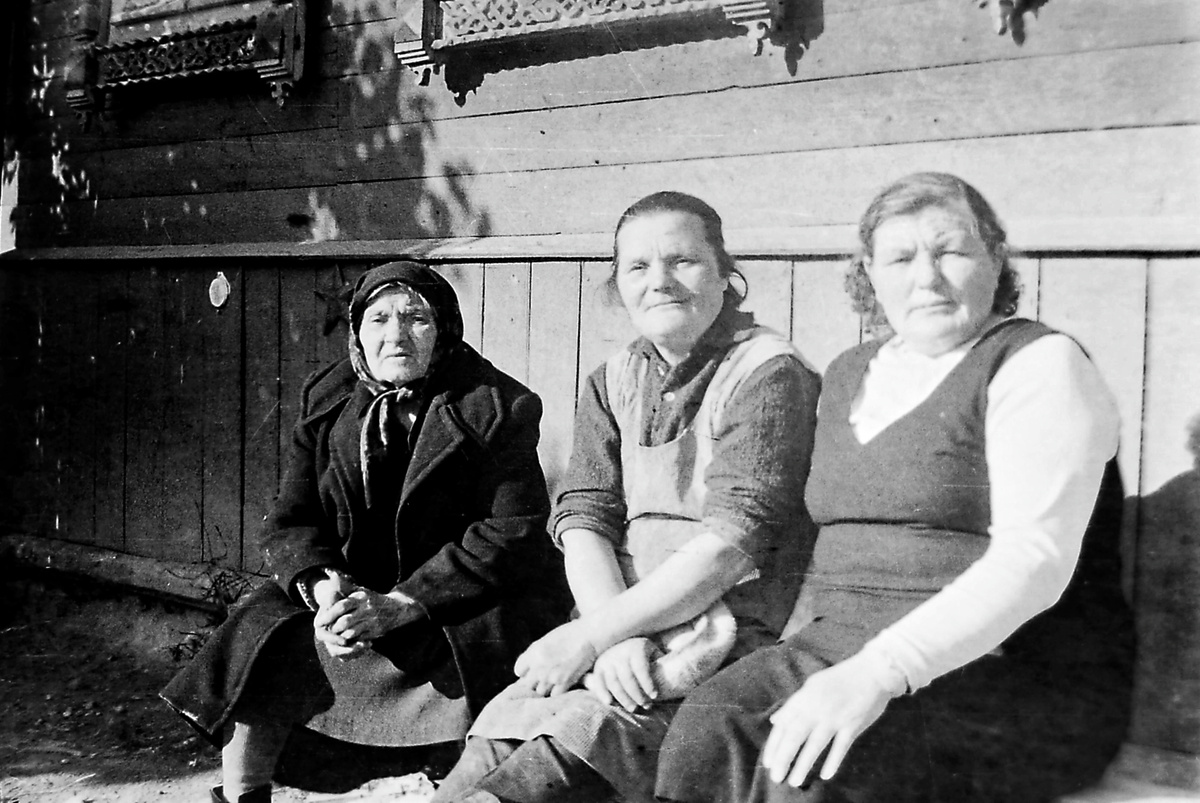 Моя бабушка Матрёна Никитична (она слева) в период с 1914 по 1931 год родила 9 детей и ни о каких роддомах при этом не помышляла. Фото 1974 года из личного архива автора.