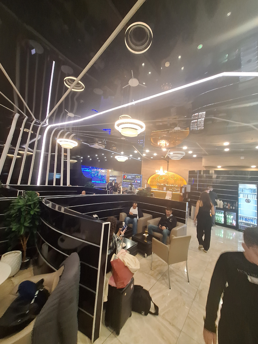 Все места были заняты, много людей с чемоданами