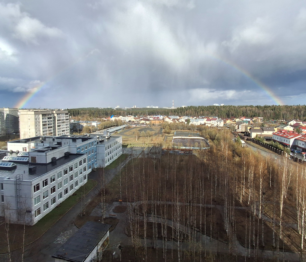 Конечно, не в деньгах счастье, но... смотреть на радугу из уютной квартиры с хорошим ремонтом, на каком-нибудь верхнем этаже в новом доме - ещё прекраснее😁