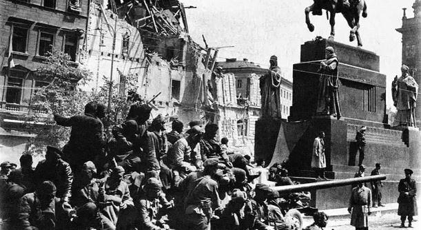 Танкисты 63-й гвардейской танковой бригады на Вацлавской площади освобожденной Праги. Фото Государственный исторический музей Южного Урала