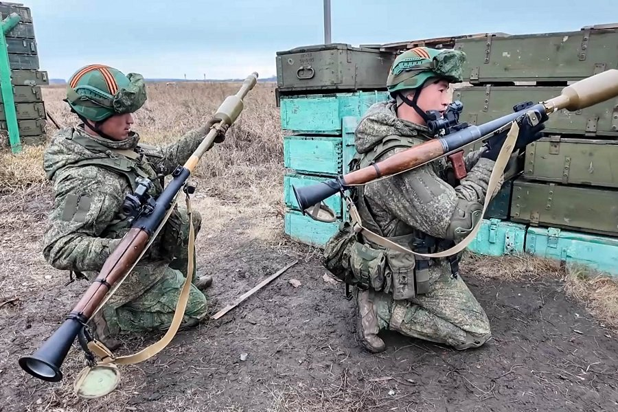Военнослужащие КНДР, участвовавшие в освобождении территории Курской области, во время огневой подготовки - Фото: ТАСС