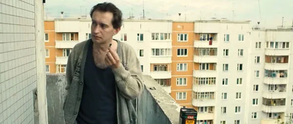 Кадр из фильма "Географ глобус пропил". Дом напротив, там, где жил друг Служкина Будкин