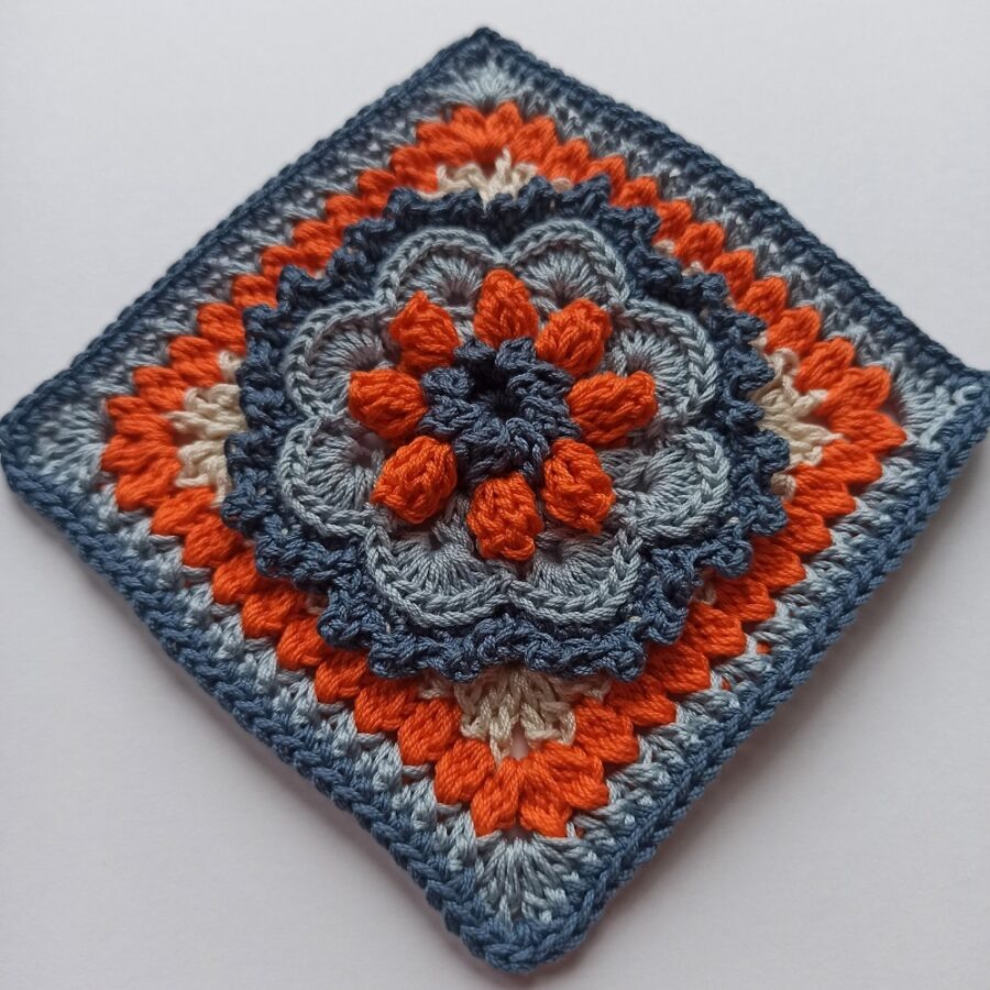    Один из вариантов выбора цветов для квадрата 2   
Источник: Дарья Насибулина для Креаликума