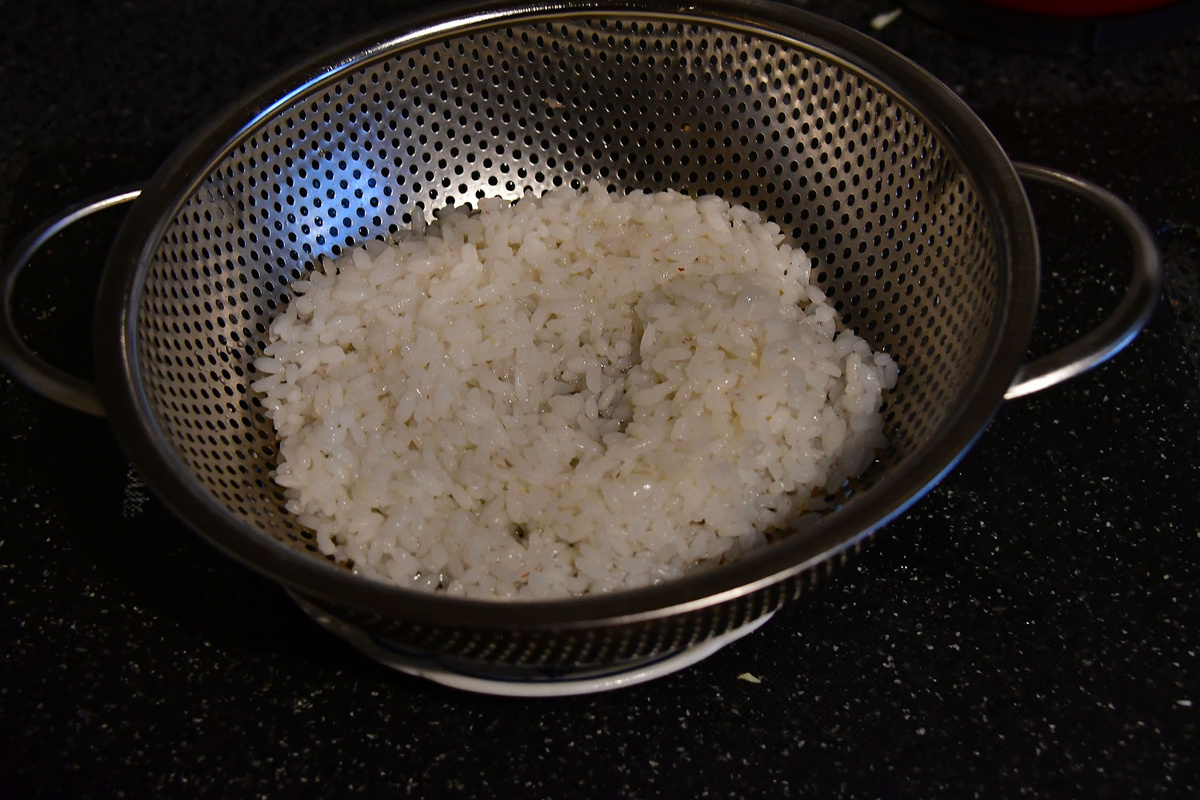 откидываем рис на сито