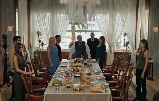 Корханы собрались на очередной приём пищи. Поесть им удаётся редко, большинсиво их трапез  превращается в скандал.