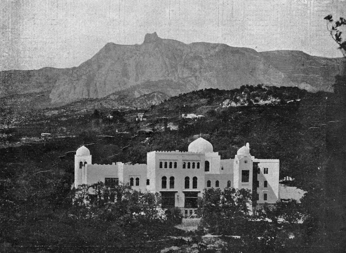 в 1917-1919 годах Мария Федоровна вместе с другими членами Дома Романовых проживала в имении Дюльбер сначала под арестом Ялтинского Совета, а затем под немецкой оккупацией.