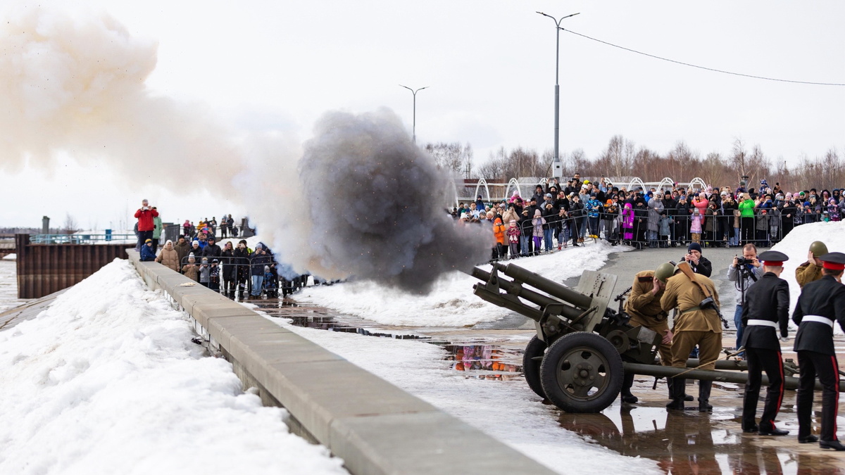    В сургутском речпорту звучат залпы Победы
