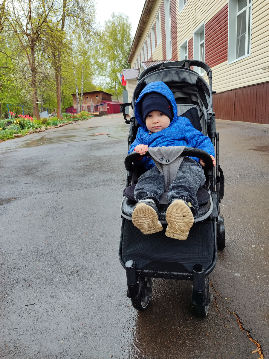 Раньше слева были веранды и прочее, именно там мы гуляли и строили план побега. А сейчас тут только клумбы. Фото автора