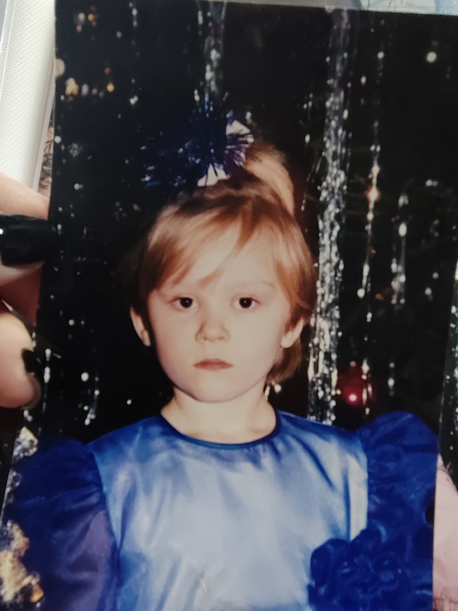 Это я на НГ в д/с. Помню, это платье шили на заказ. Сколько себя помню, крайне редко улыбалась на фото😁