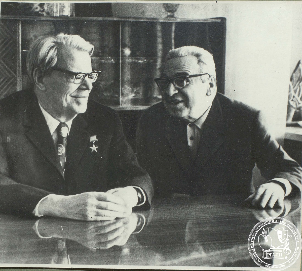 Фотография М.В. Исаковского с М.И. Блантером. май 1973 г. РГАЛИ. Ф.1373. Оп.10.