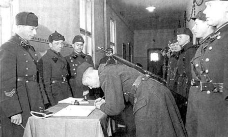 Военнослужащие 24-го ТСК, уже с советскими знаками различия на латвийской форме, принимают советскую присягу.