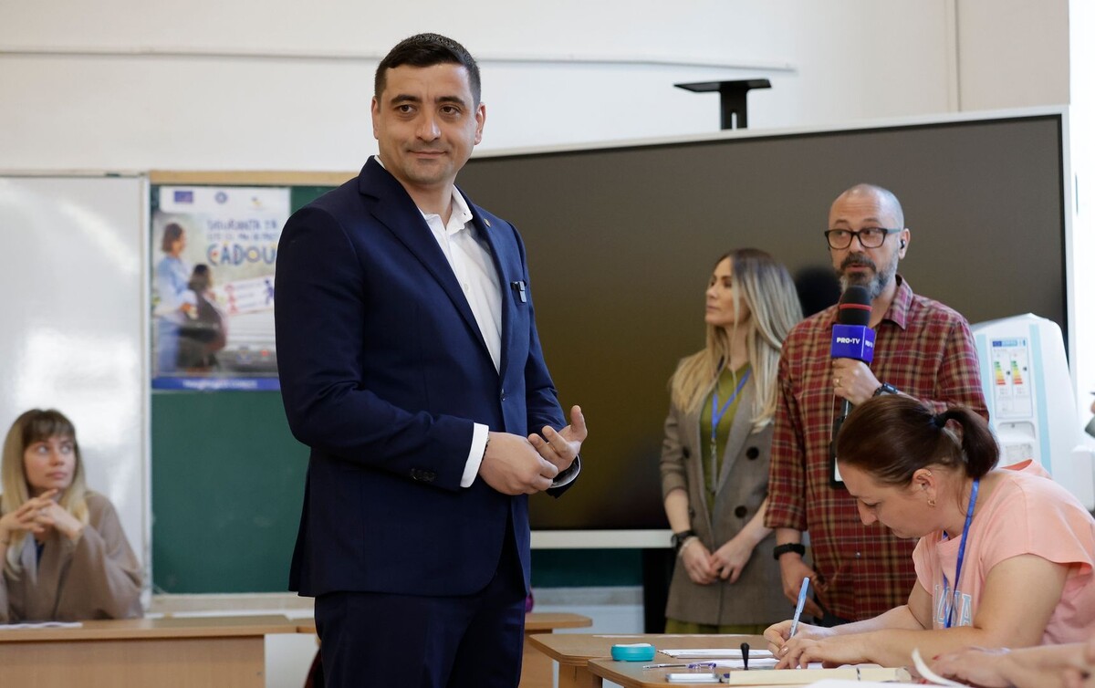    Кандидат от националистической партии «Альянс за объединение румын» (AUR) Джордже Симион / Источник: © EPA/ROBERT GHEMENT/TASS