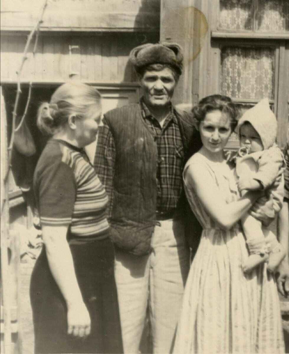 Бабушка, дедушка, мама и я. 1961 год. 