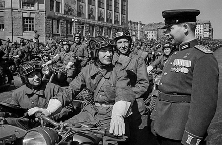 Во время первомайского парада 1945 года - Фото М.А.Трахмана/Главархив Москвы
