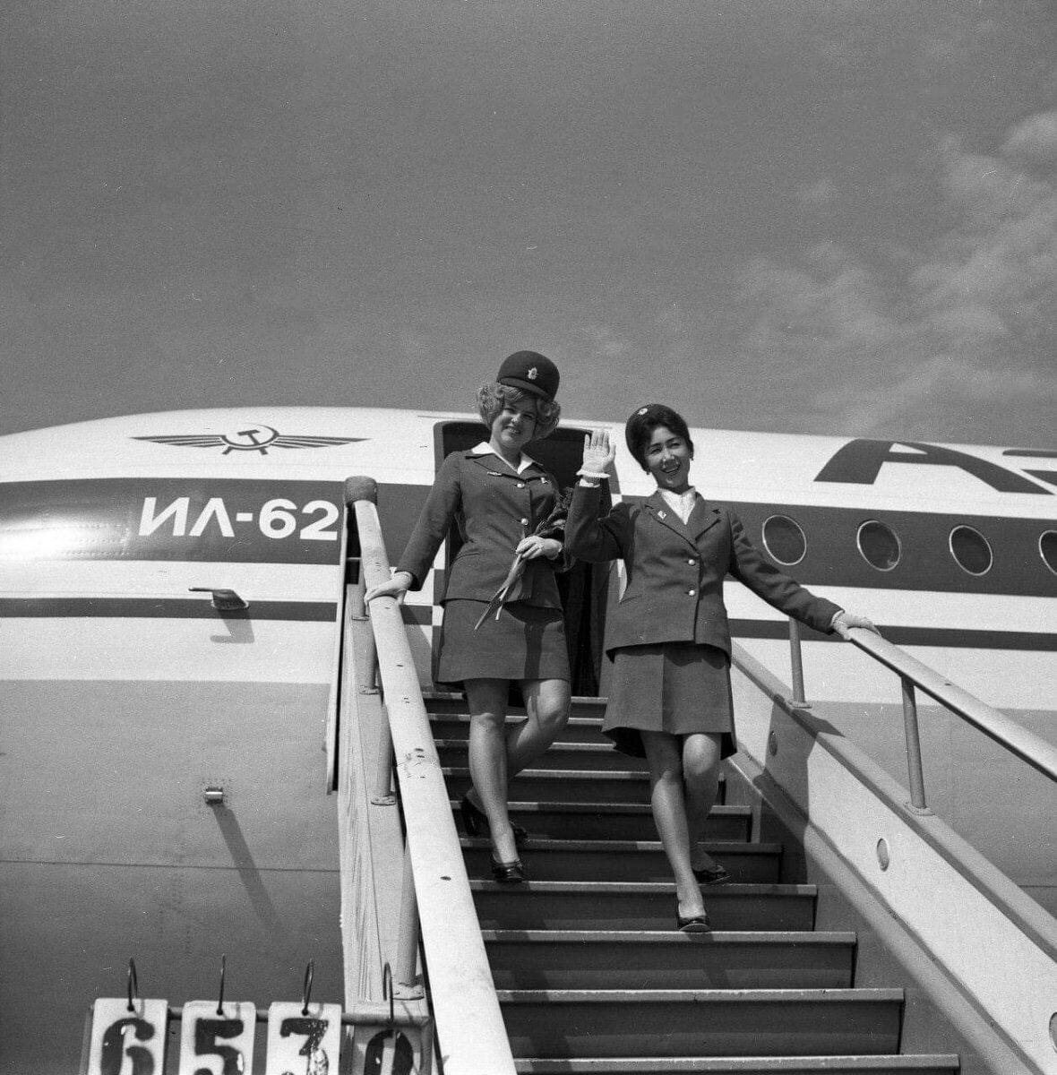 Стюардессы О.А. Потапова и М.К. Маджитова на трапе самолета Ил-62 советского «Аэрофлота». Ташкент, 1975 год. Фото: С. Безносов.