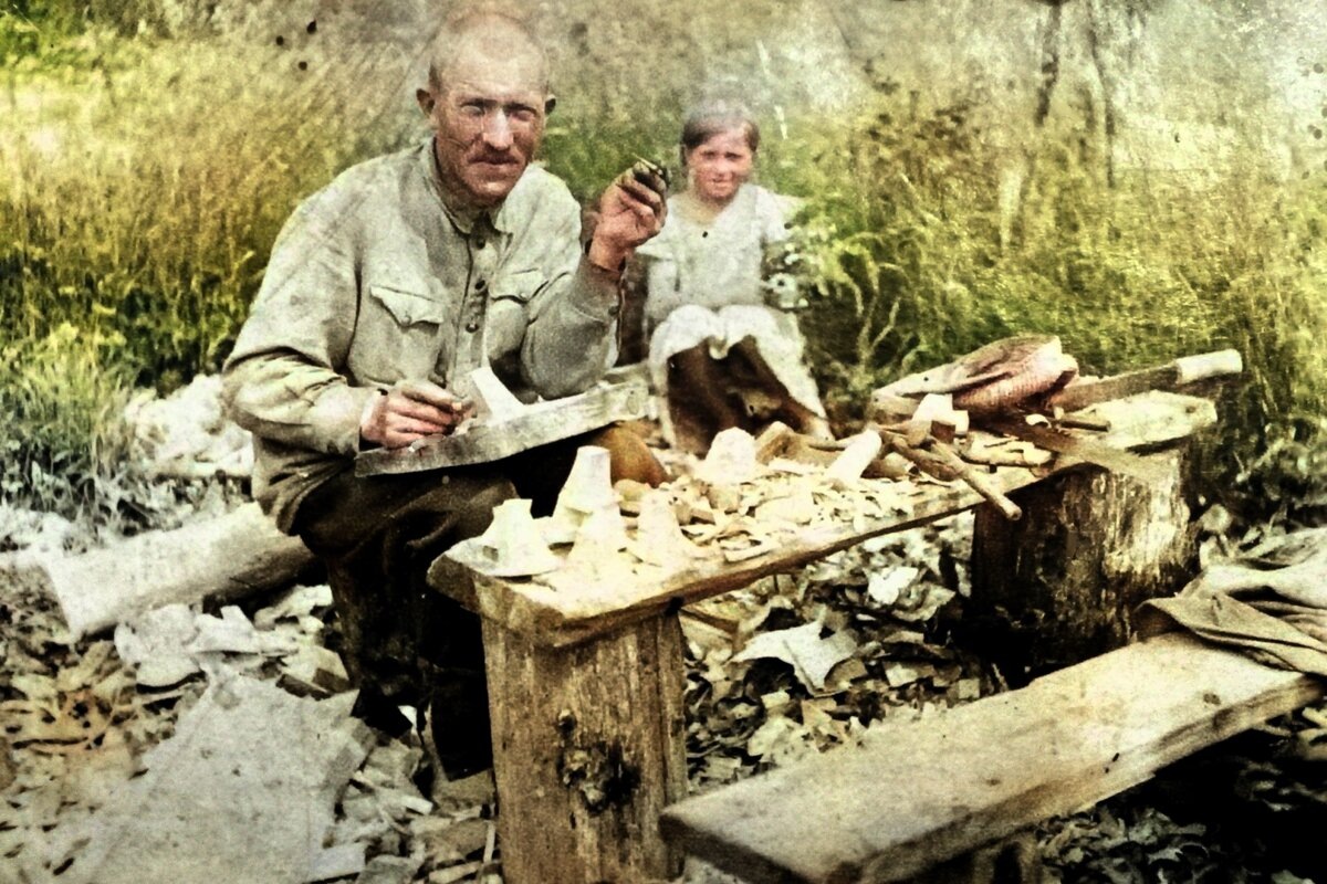 В годы войны мой деревенский дед-башмачник Василий переквалифицировался в десантника морской пехоты. 9 мая 1942 года он сгинул на мысе Пикшуев  в ходе проведения Мурманской наступательной операции. Фото из личного архива автора.