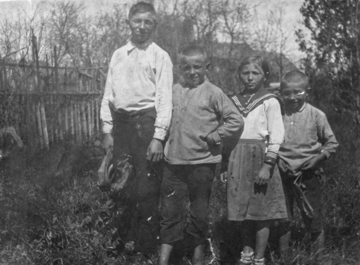 Довоенное поколение наших мальчишей со своей сестрёнкой Варькой: двое первых (Мишка и Сашка) не вернулись с войны, младшенький Генка (мой отец) уцелел, но до сих пор в Книге Памяти Тверской области числится без вести пропавшим. Фото из личного архива автора.