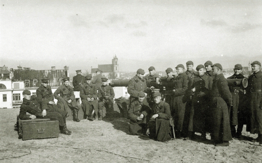 Военнослужащие 29-го ТСК в Вильнюсе, весна 1941 г. Форма еще литовская, знаки различия - красноармейские.