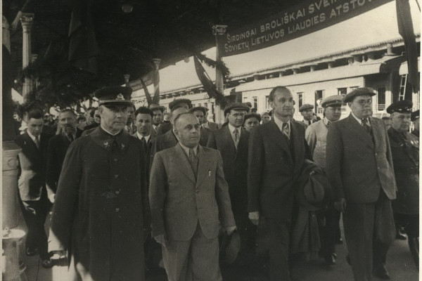 Генерал Виткаускас в Москве среди представителей Народного Сейма Литвы, привезших декларацию с просьбой о вступлении в СССР.
