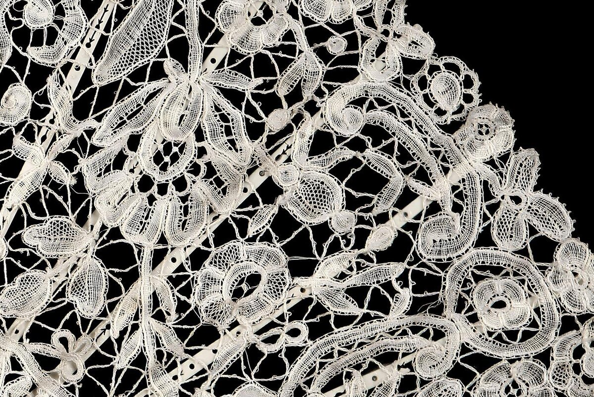 Фрагмент веера-плие "Свидание". 1880-е гг., Франция. Перламутр, стразы, металл, кружево плетёное. Пресс-служба Музея-заповедника "Коломенское" 