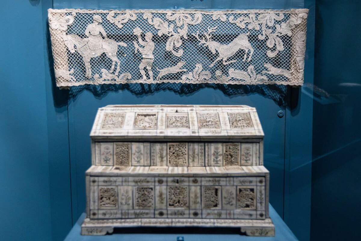 Ажурные рисунки на шкатулке из кости моржа перекликаются с сюжетами на кружевах.  @Пресс-служба Музея-заповедника "Коломенское"