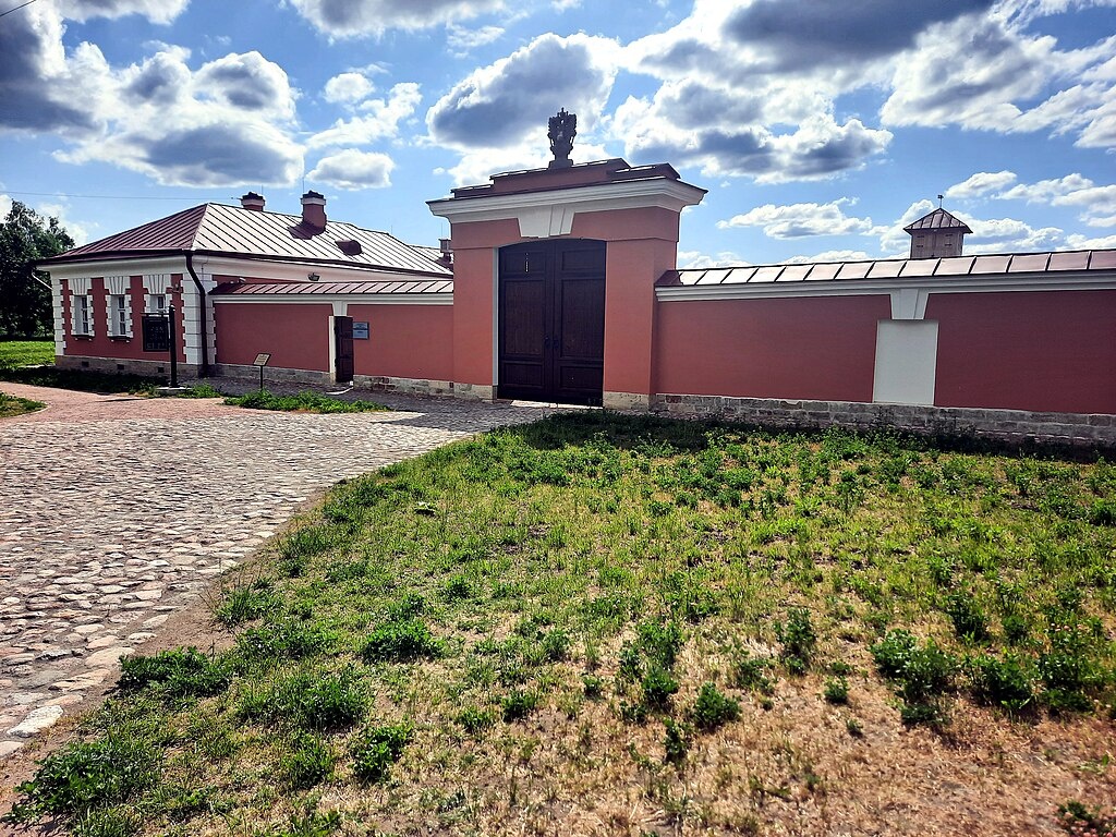 Выра (Ленинградская обл.), ворота почтовой станции. wikipedia.org.